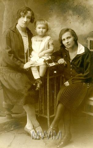 KKE 018.jpg - Od lewej: pierwsza szwagierka i jej córką, druga Waleria Nahorna -  siostra Heleny Orzechowskiej, Równe, 1926 r.
